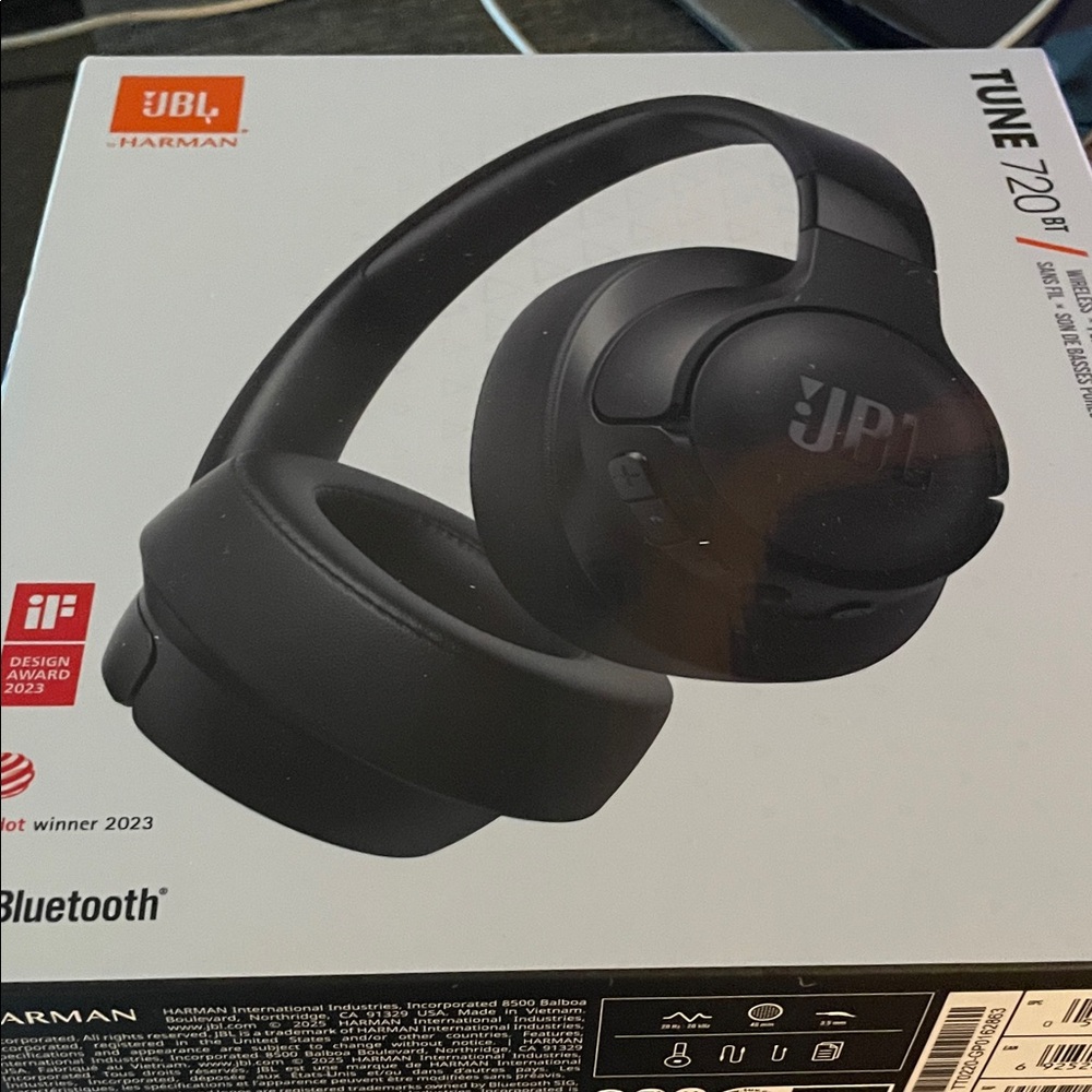 JBL Tune 720BT Black Wireless Headphones sealed in box